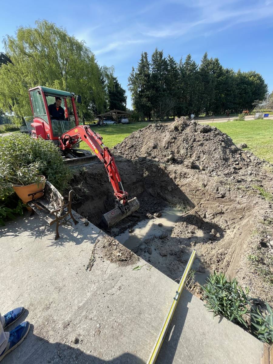 Terrassement du terrain pour recevoir la coque de la piscine sur Monteux 