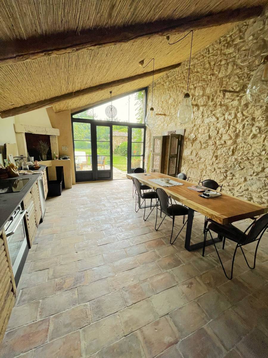 Cuisine atypique dans ancienne grange sur Eygalières dans les Bouches du Rhône