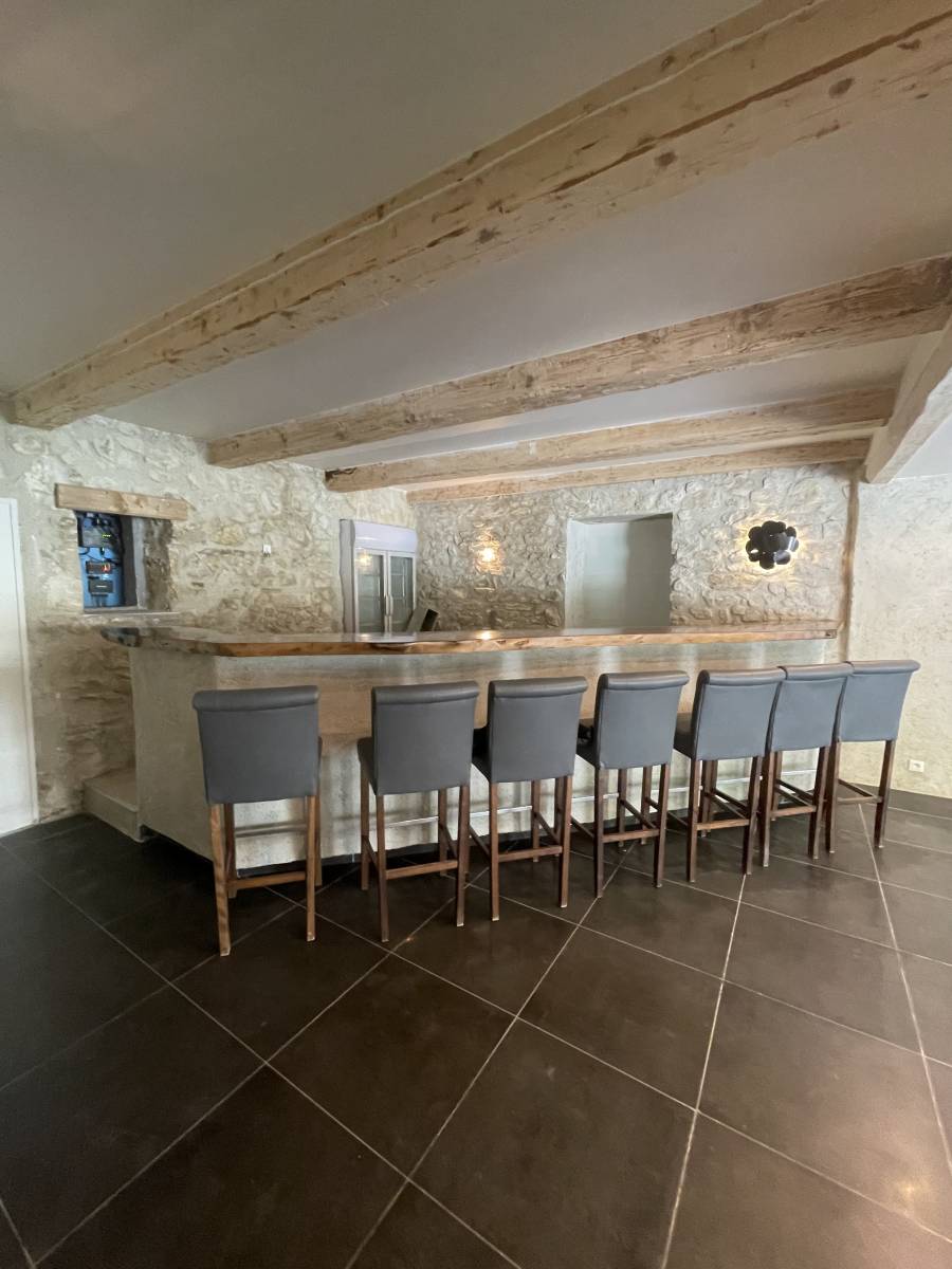 Rénovation salle de réception et création bar sur mesure et unique dans le Gars