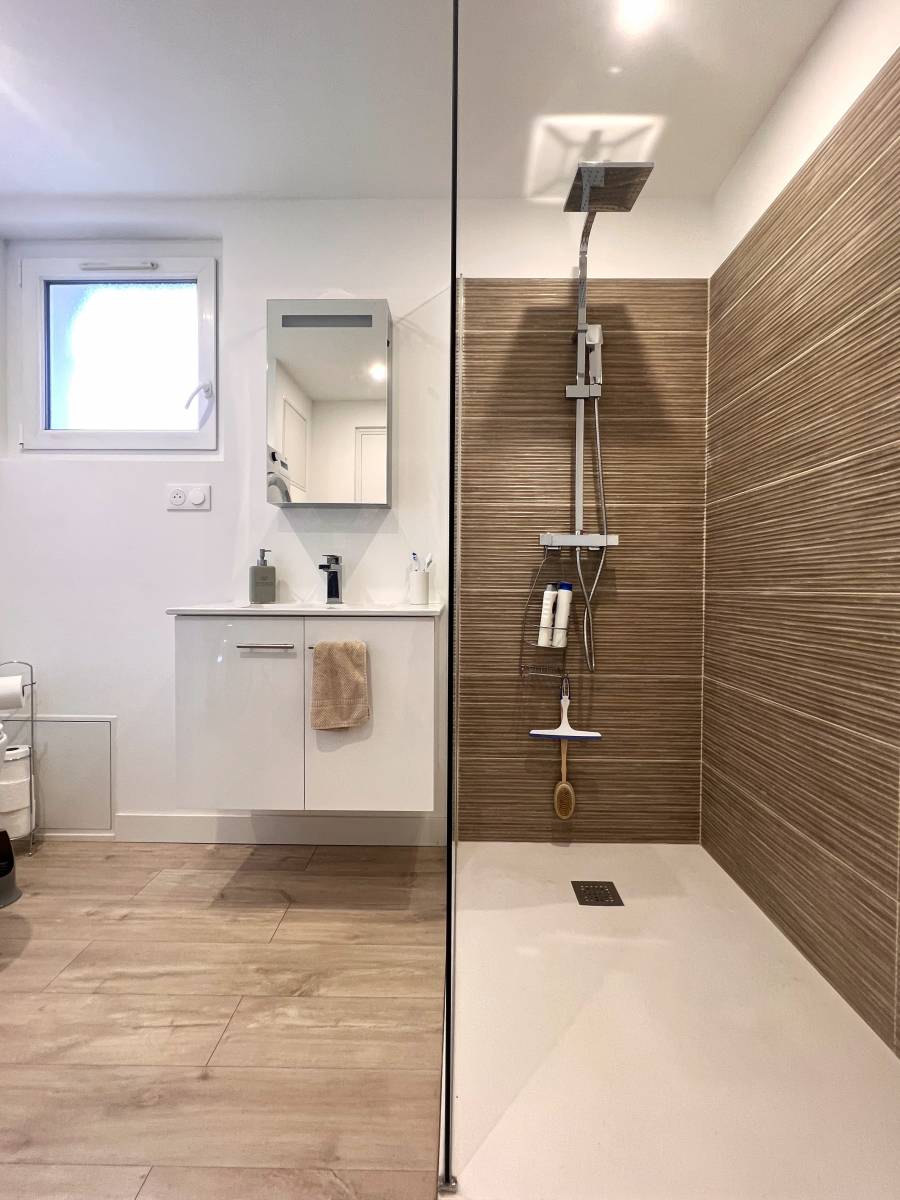 Conception d'une salle de bain bois et blanche sur Morières les Avignon 