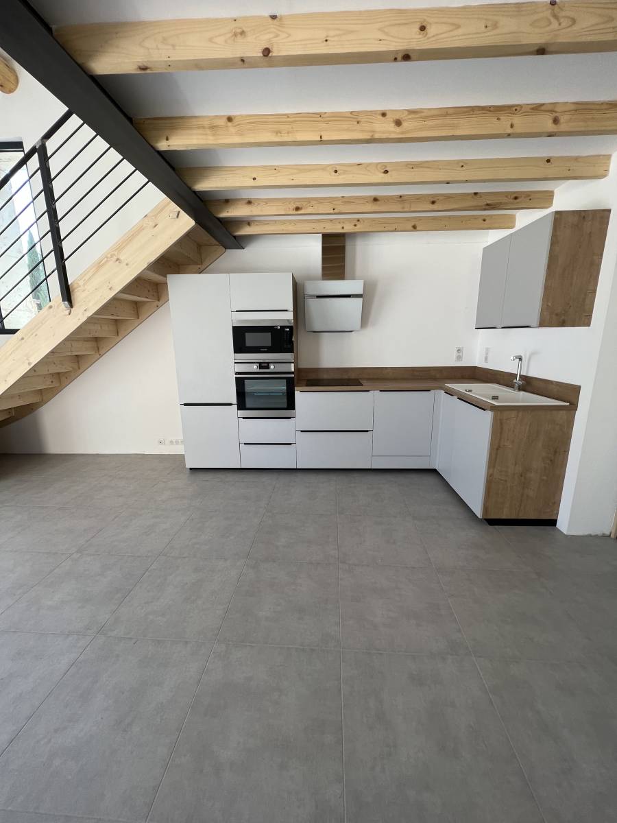 Conception d'une cuisine intemporelle dans une ancienne grange sur Mollégès