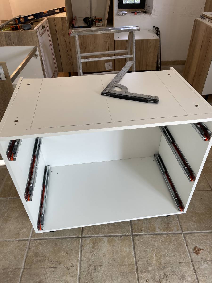 Meuble de cuisine avant découpe et pose sur Monteux