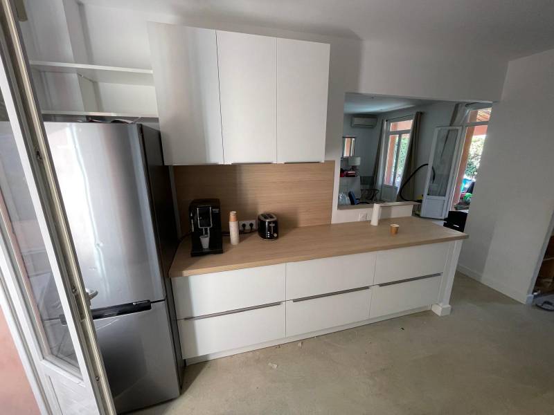 Rénovation d'une cuisine blanche et bois sur Marseille