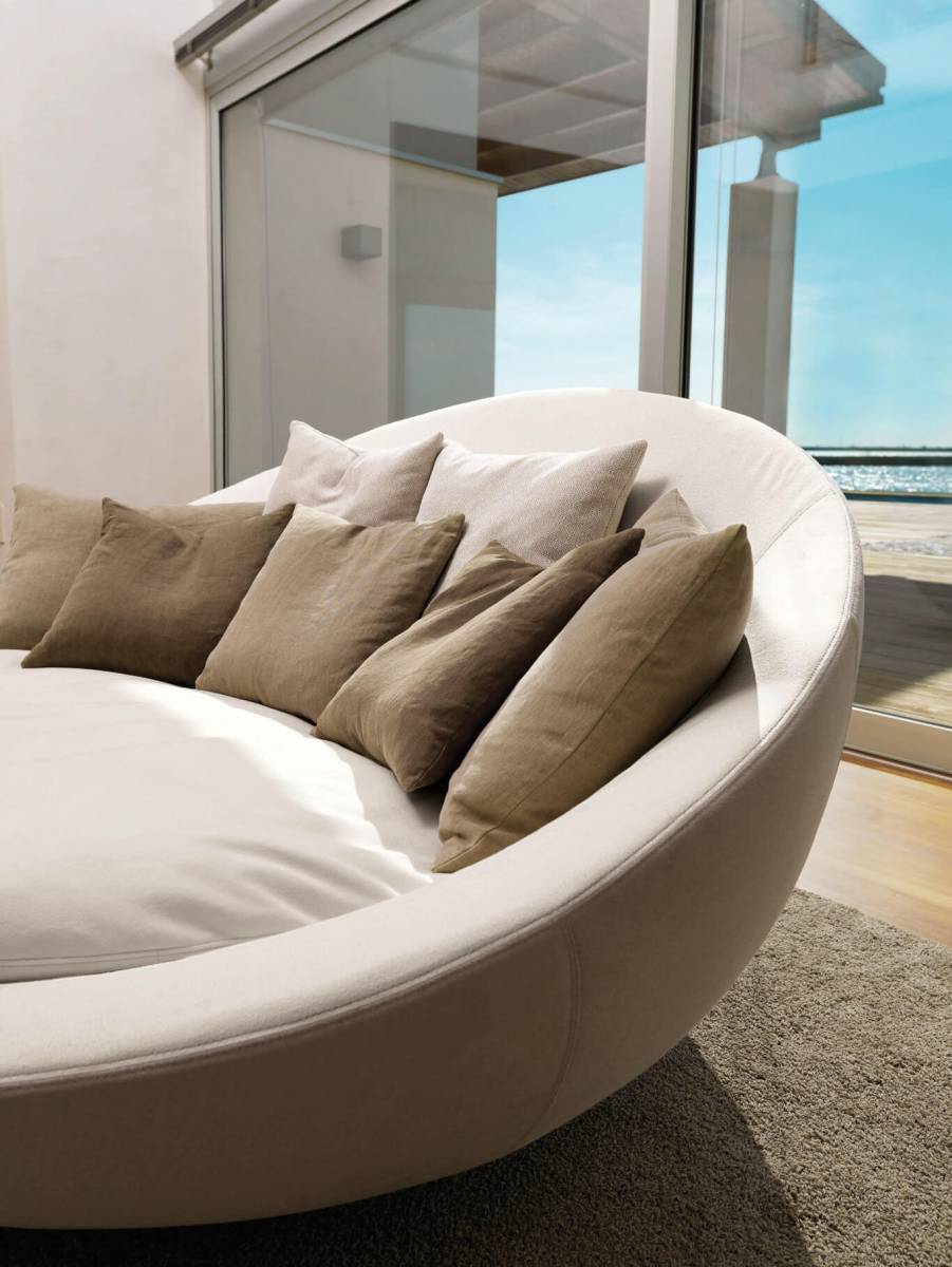 Canapé atypique beige sur Monteux dans le Vaucluse 