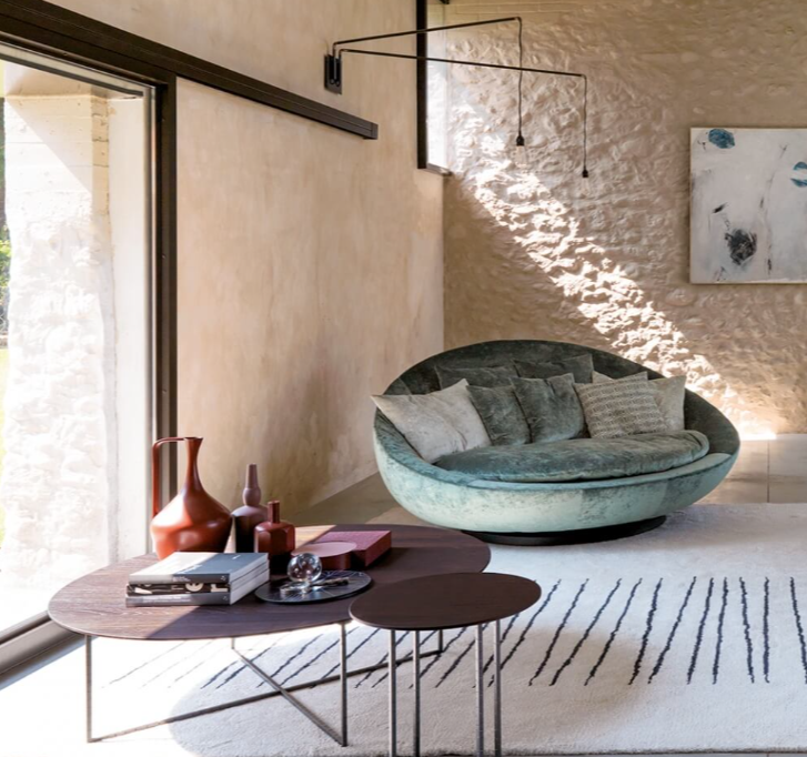 Canapé arrondi vert sur Monteux dans le Vaucluse 