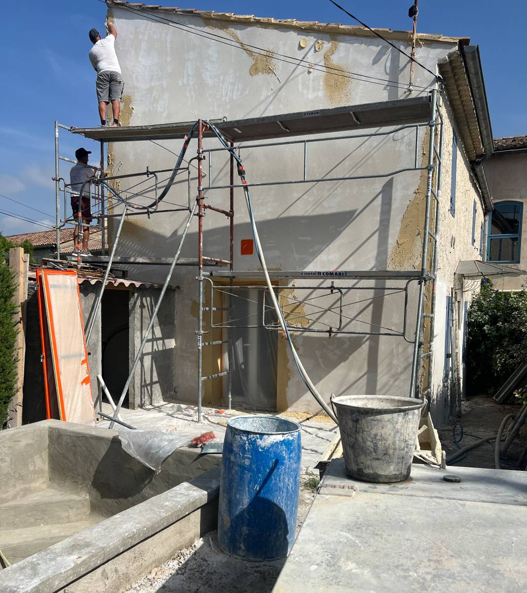 Dressage d'un enduit fibré sur une façade à Saint-Rémy-de-Provence