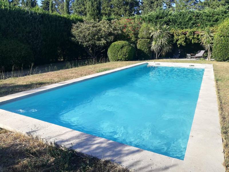 Rénovation d'une piscine béton sur Eygalières dans les Bouches-du-Rhône