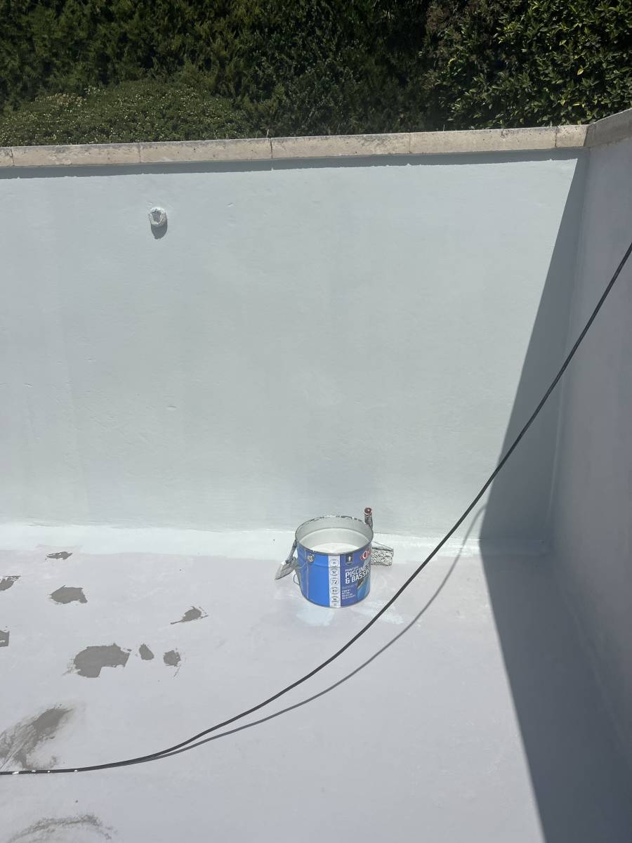 Peinture d'une piscine béton dans les Bouches-du-Rhône