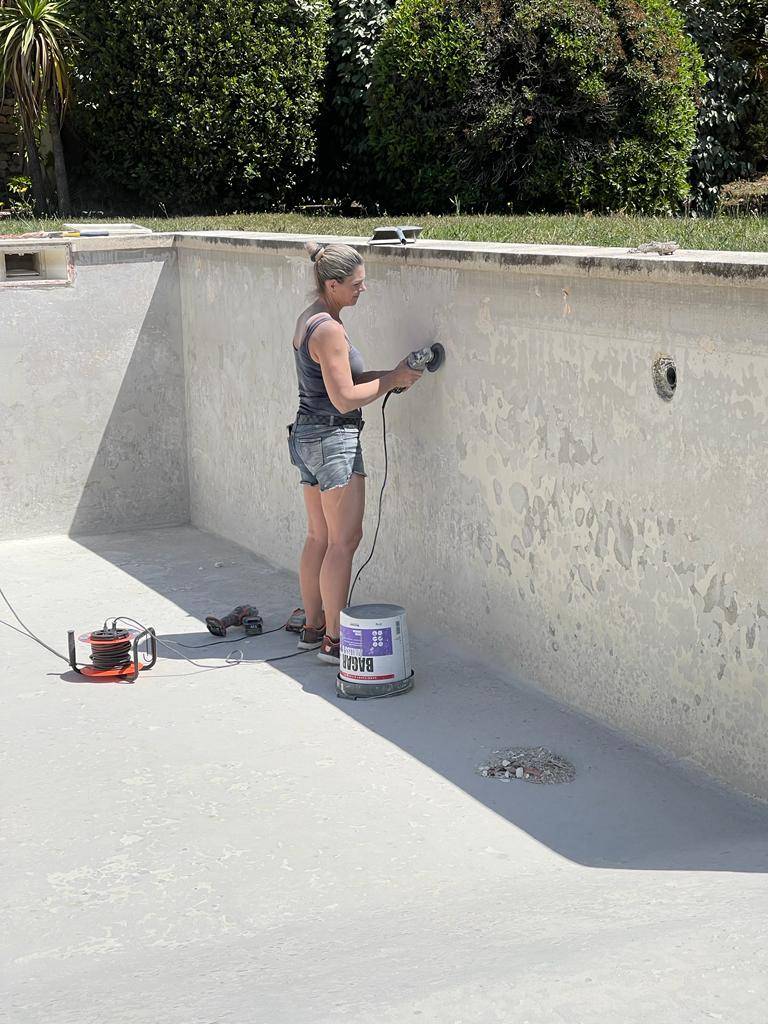 Ponçage de la piscine béton sur Eygalières